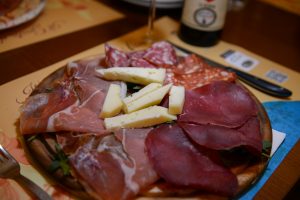 Tagliere di salumi e formaggi misti + Focaccia